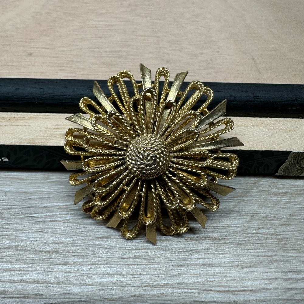 Vintage Lisner: Gold Tone Floral Brooch